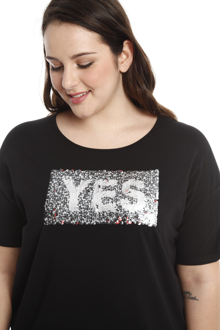 T-shirt con ricamo paillettes Fashion Market T-shirt con ricamo paillettes Fashion Market