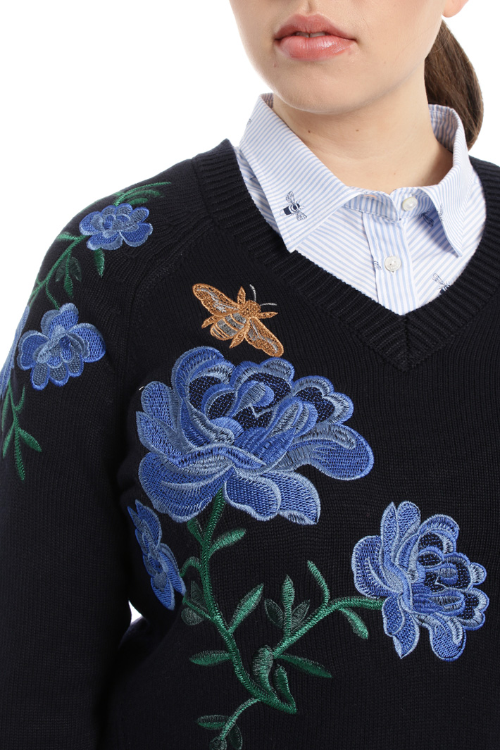 Maglia con ricamo a contrasto Fashion Market Maglia con ricamo a contrasto Fashion Market