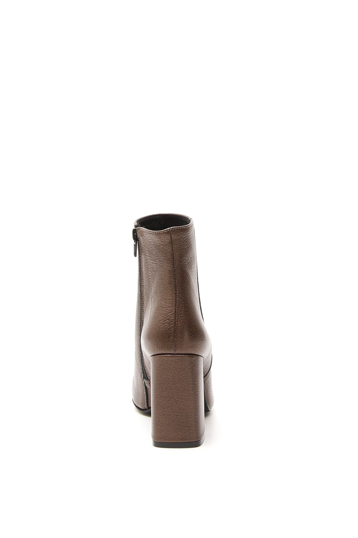 Stivaletto con tacco largo
Fashion Market Stivaletto con tacco largo
Fashion Market