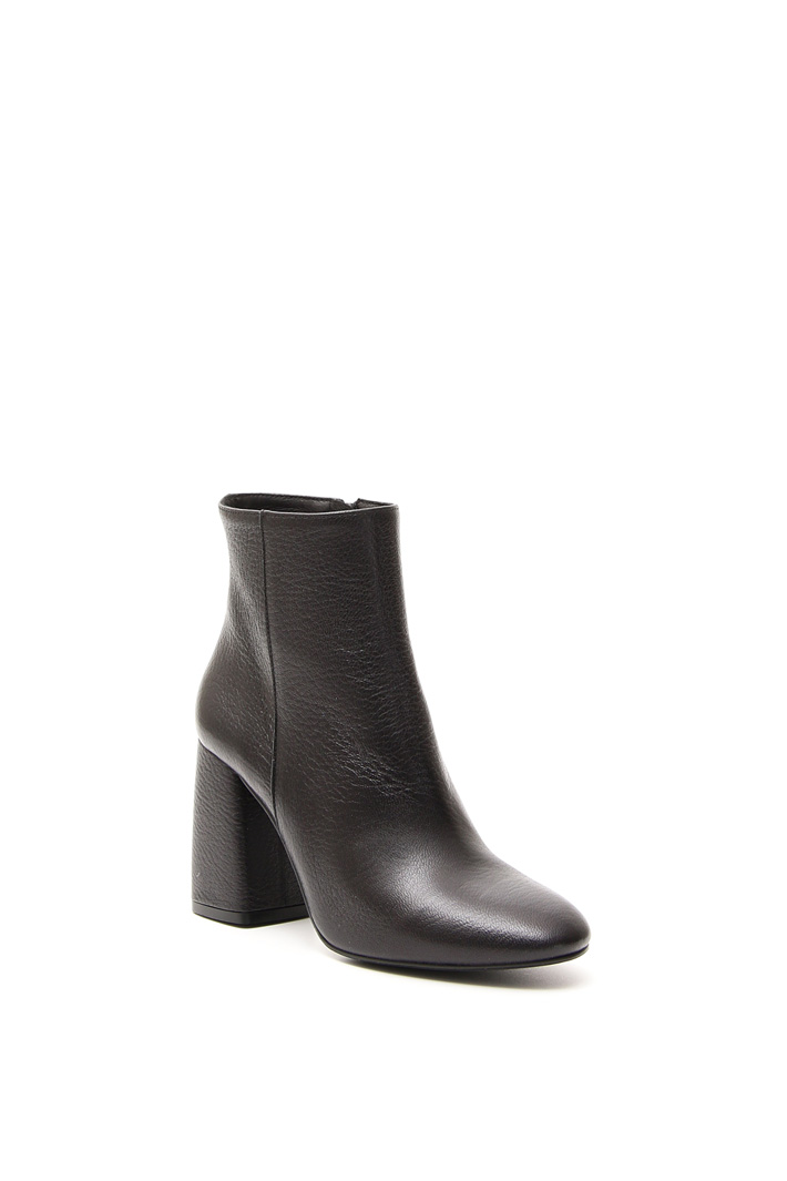 Stivaletto con tacco largo
Fashion Market Stivaletto con tacco largo
Fashion Market