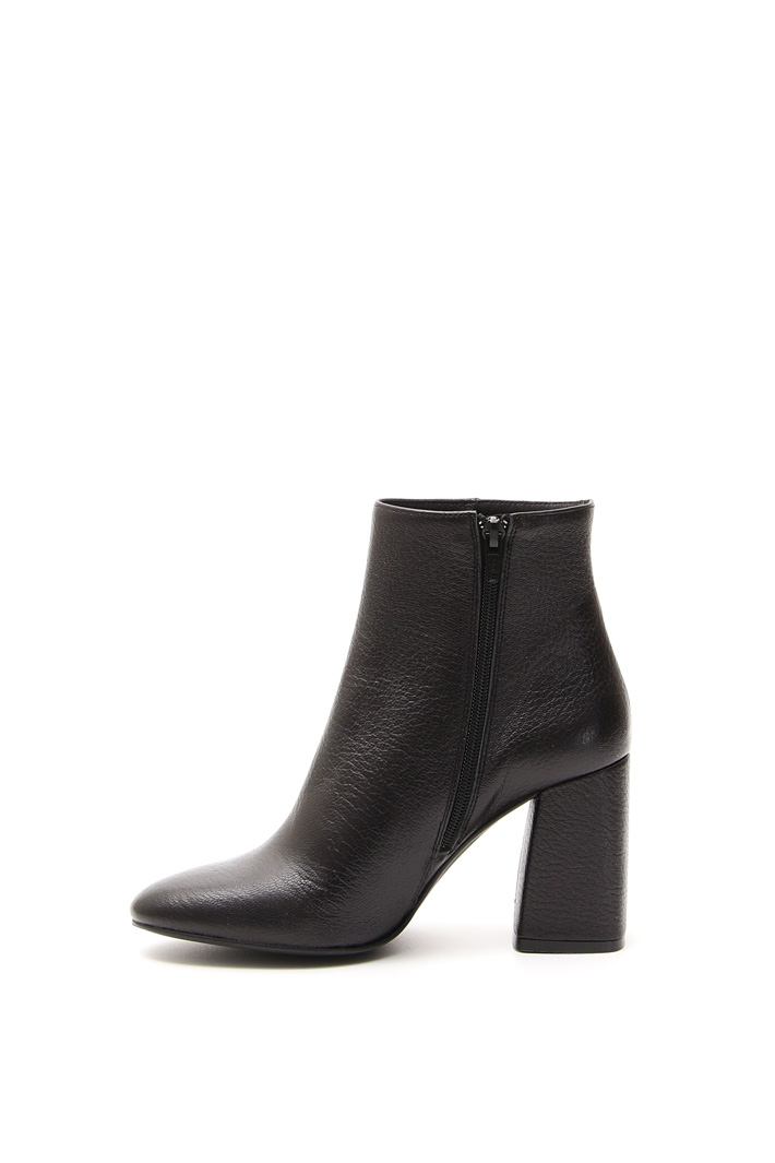 Stivaletto con tacco largo
Fashion Market Stivaletto con tacco largo
Fashion Market