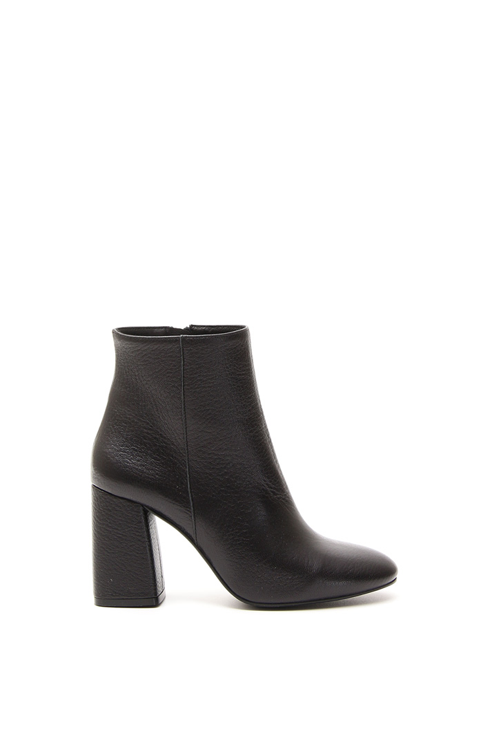 Stivaletto con tacco largo
Fashion Market Stivaletto con tacco largo
Fashion Market
