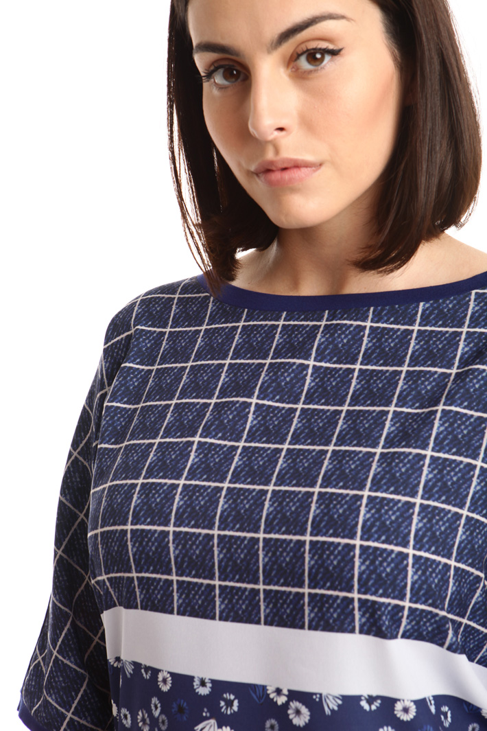 T-shirt con pannello fantasia Fashion Market T-shirt con pannello fantasia Fashion Market