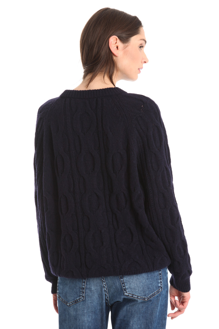 Maglia con lavorazione trecce Maglia con lavorazione trecce