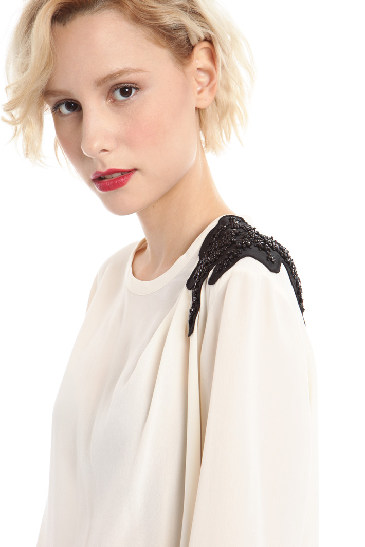Blusa in seta con applicazione Fashion Market Blusa in seta con applicazione Fashion Market