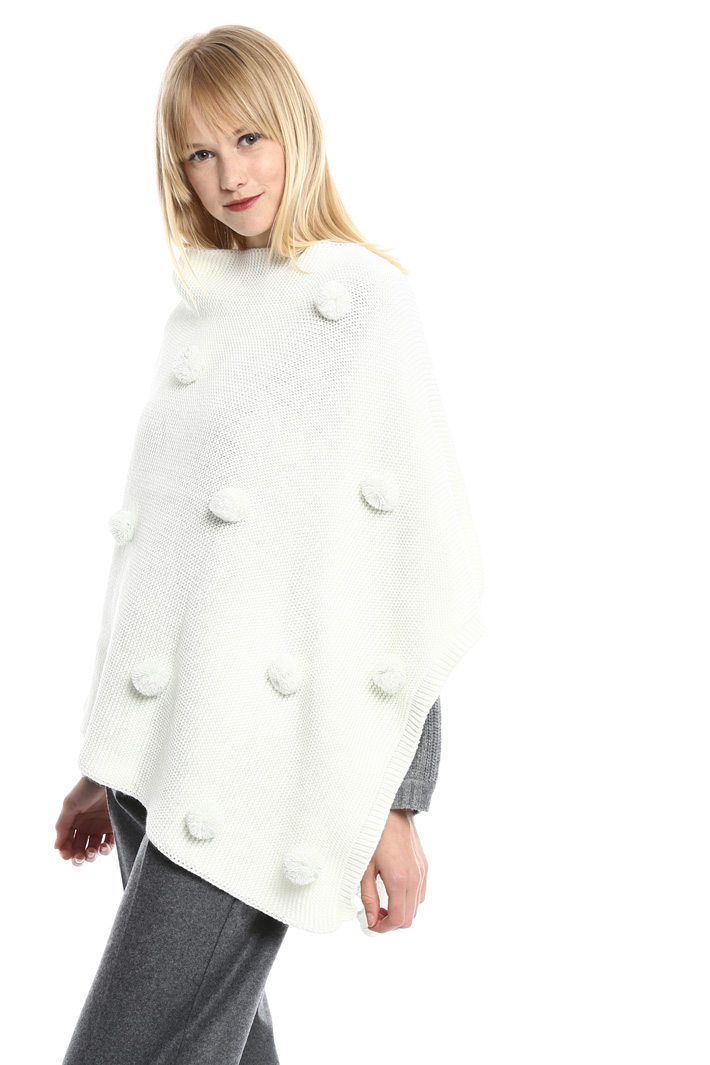 Poncho con pon pon Fashion Market Poncho con pon pon Fashion Market