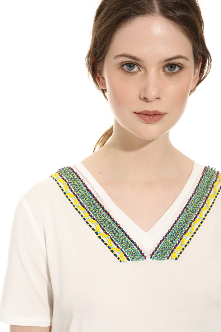T-shirt con pietre ricamate Fashion Market T-shirt con pietre ricamate Fashion Market