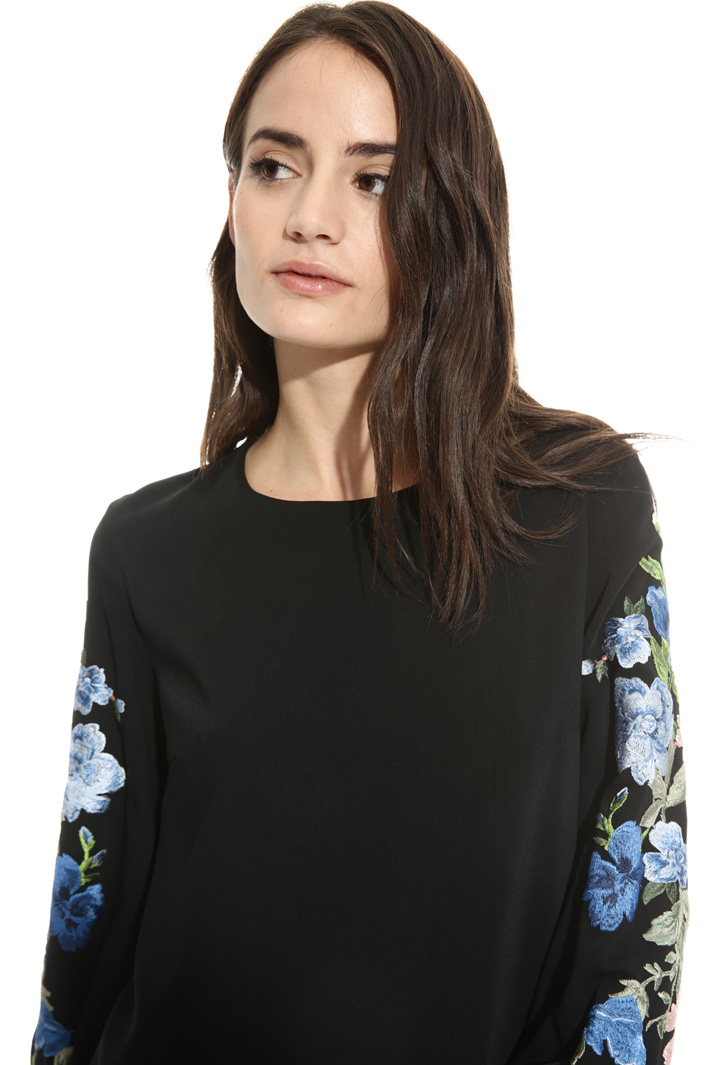 Abito con maniche ricamate Fashion Market Abito con maniche ricamate Fashion Market