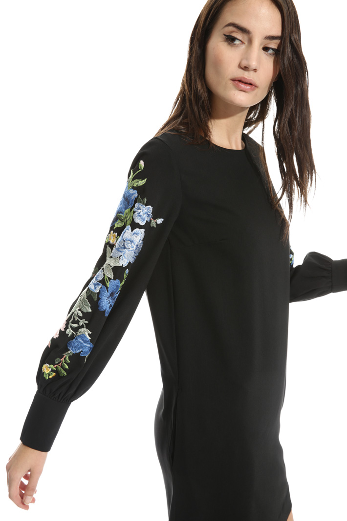 Abito con maniche ricamate Fashion Market Abito con maniche ricamate Fashion Market