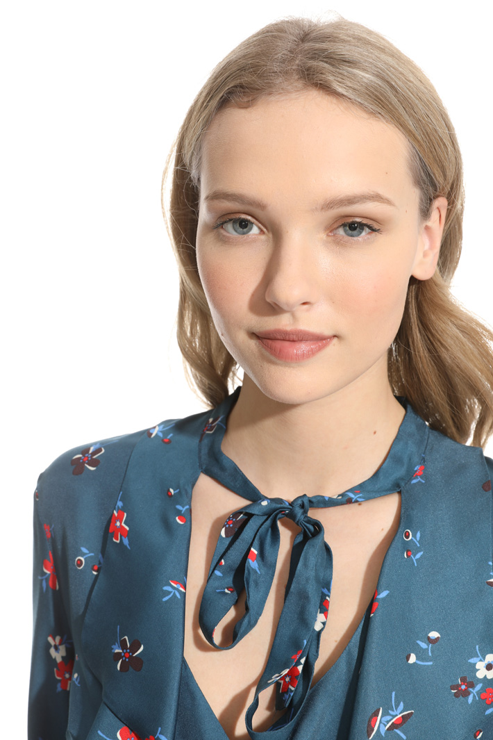 Blusa con volant allo scollo Fashion Market Blusa con volant allo scollo Fashion Market