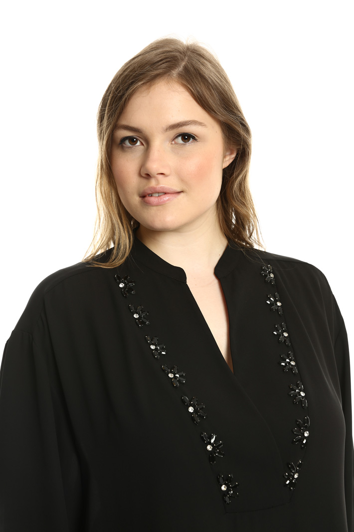 Blusa con ricamo gioiello Fashion Market Blusa con ricamo gioiello Fashion Market
