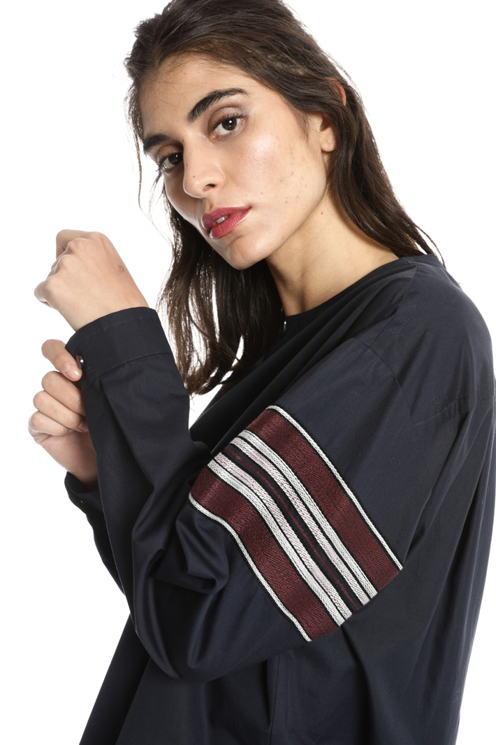 Blusa con ricamo a contrasto Fashion Market Blusa con ricamo a contrasto Fashion Market