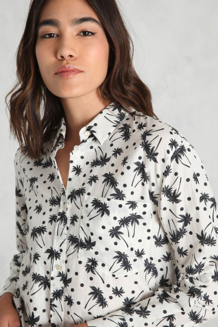 Camicia over a fantasia Fashion Market