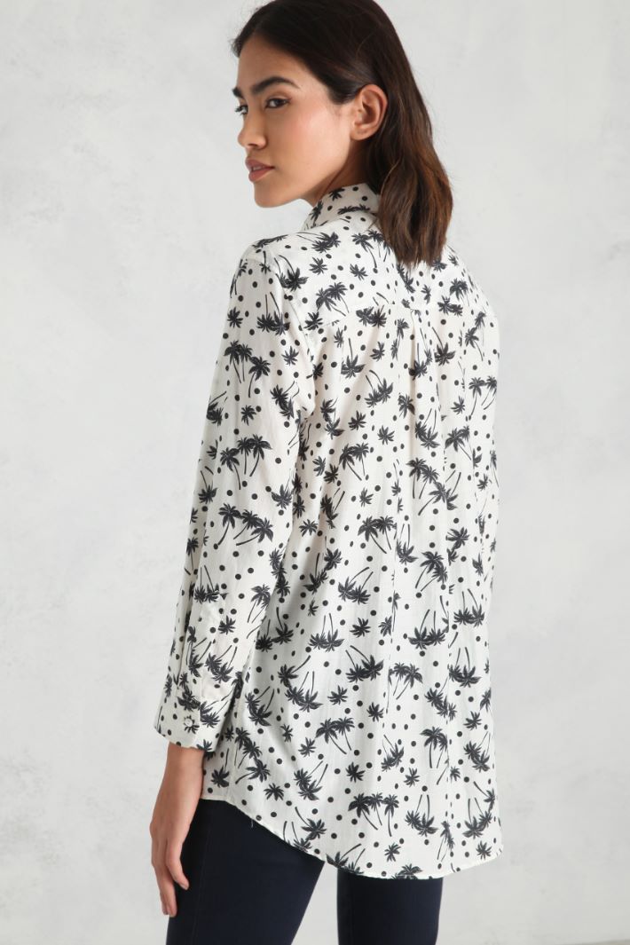 Camicia over a fantasia Fashion Market