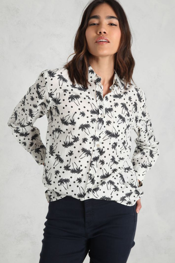 Camicia over a fantasia Fashion Market