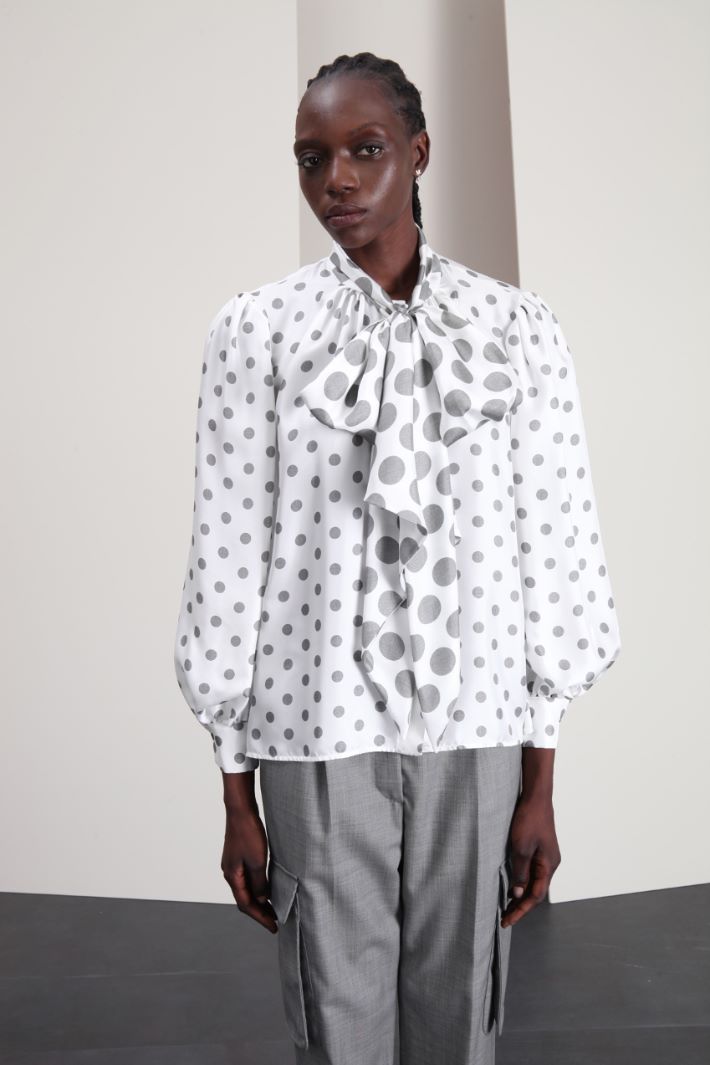 Blusa con ampio foulard Fashion Market Blusa con ampio foulard Fashion Market