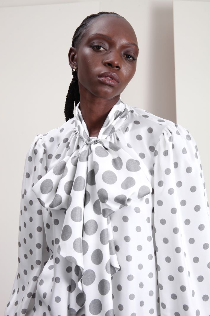 Blusa con ampio foulard Fashion Market Blusa con ampio foulard Fashion Market