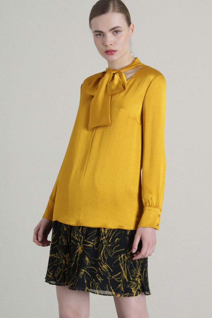 Blusa in raso martellato Fashion Market Blusa in raso martellato Fashion Market