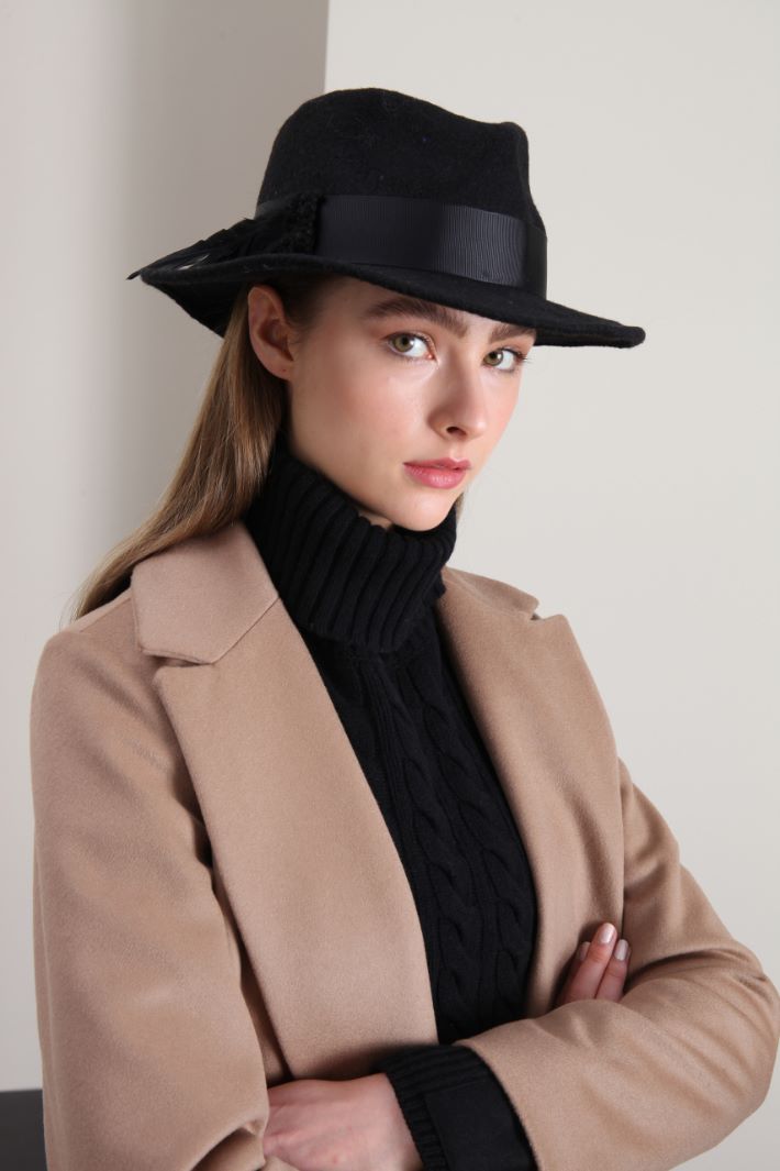 Cappello fedora con piume Fashion Market Cappello fedora con piume Fashion Market