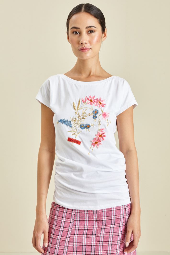 T-shirt in cotone con ricamo Fashion Market T-shirt in cotone con ricamo Fashion Market
