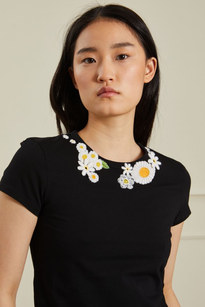 T-shirt con ricami e perline T-shirt con ricami e perline