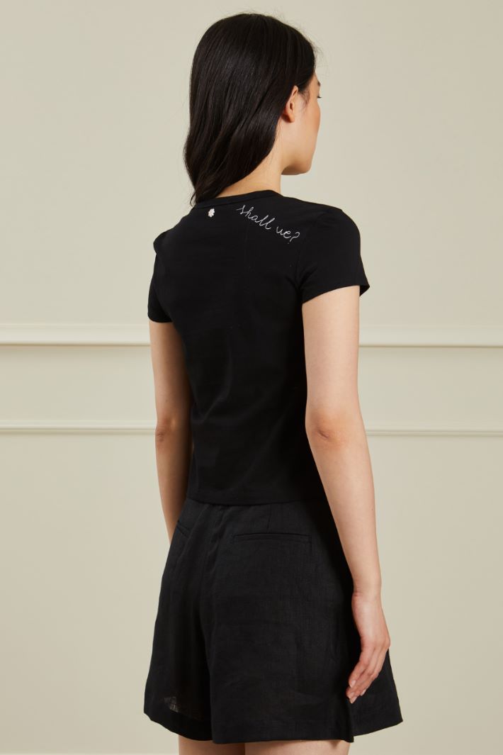 T-shirt con ricami e perline T-shirt con ricami e perline