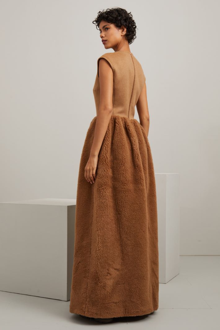 Abito lungo effetto peluche Fashion Market