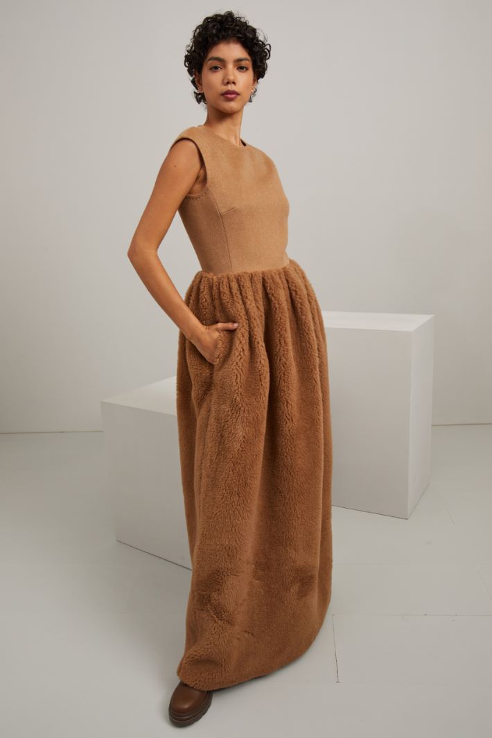 Abito lungo effetto peluche Fashion Market