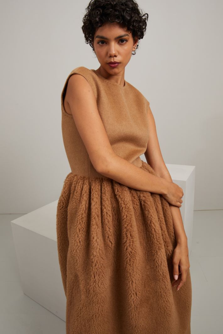 Abito lungo effetto peluche Fashion Market