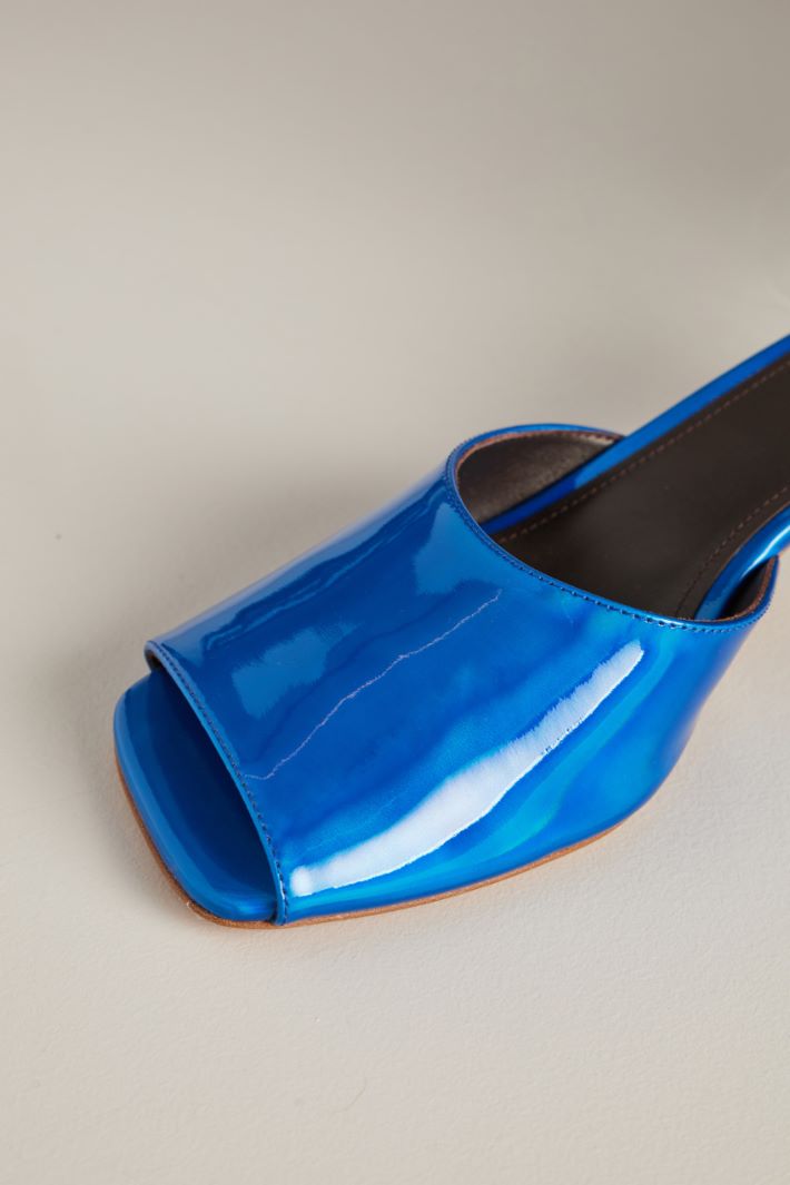 Sandali in pelle verniciata Fashion Market