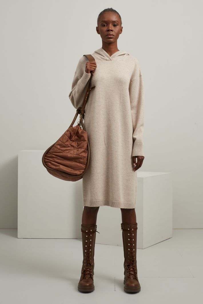 Abito con cappuccio Fashion Market Abito con cappuccio Fashion Market