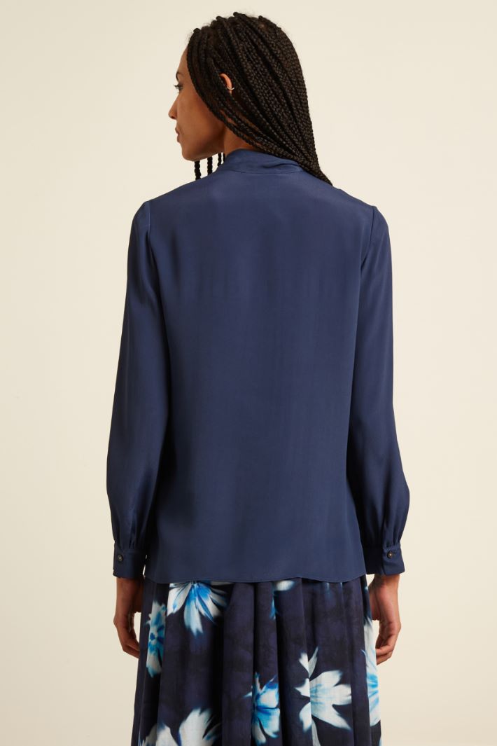 Blusa con foulard Fashion Market