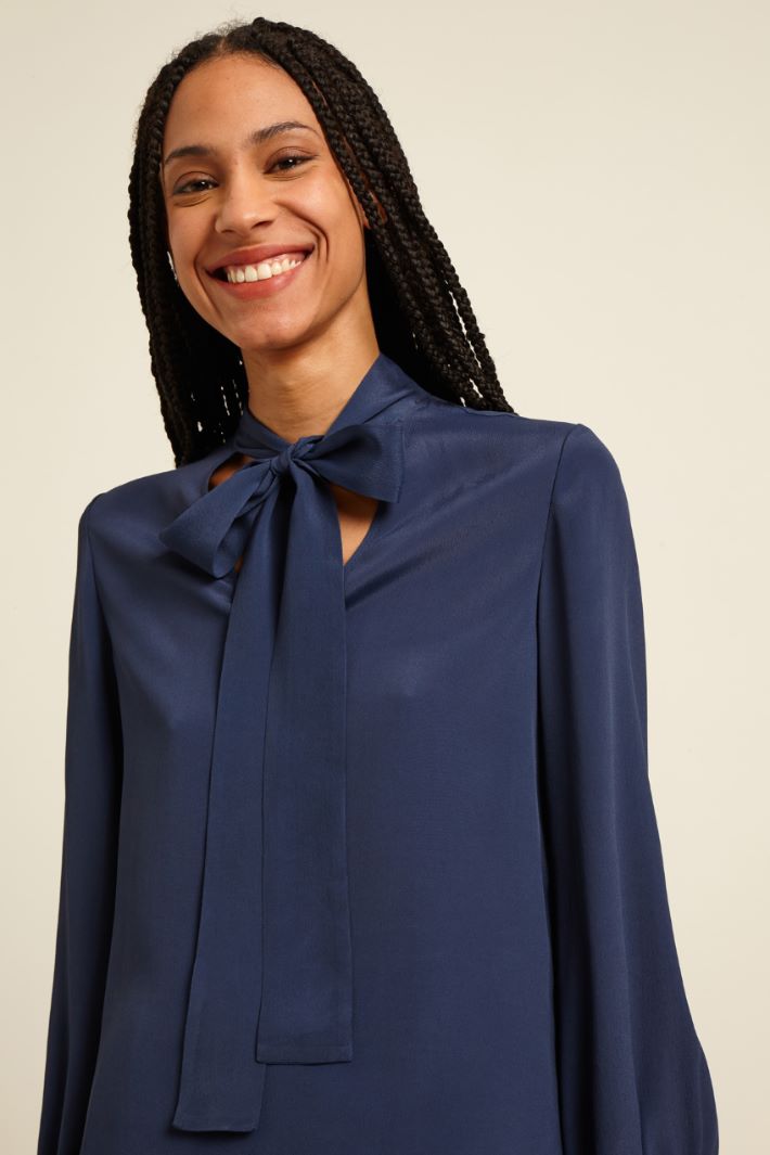 Blusa con foulard Fashion Market