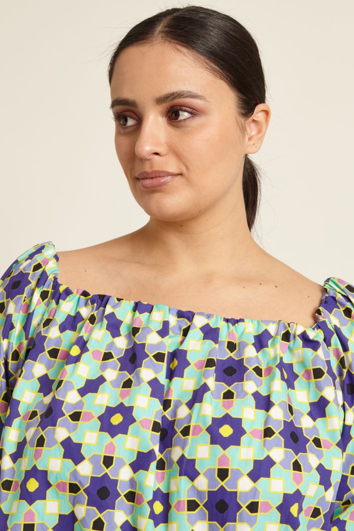 Casacca con scollo off-shoulders a fantasia Fashion Market