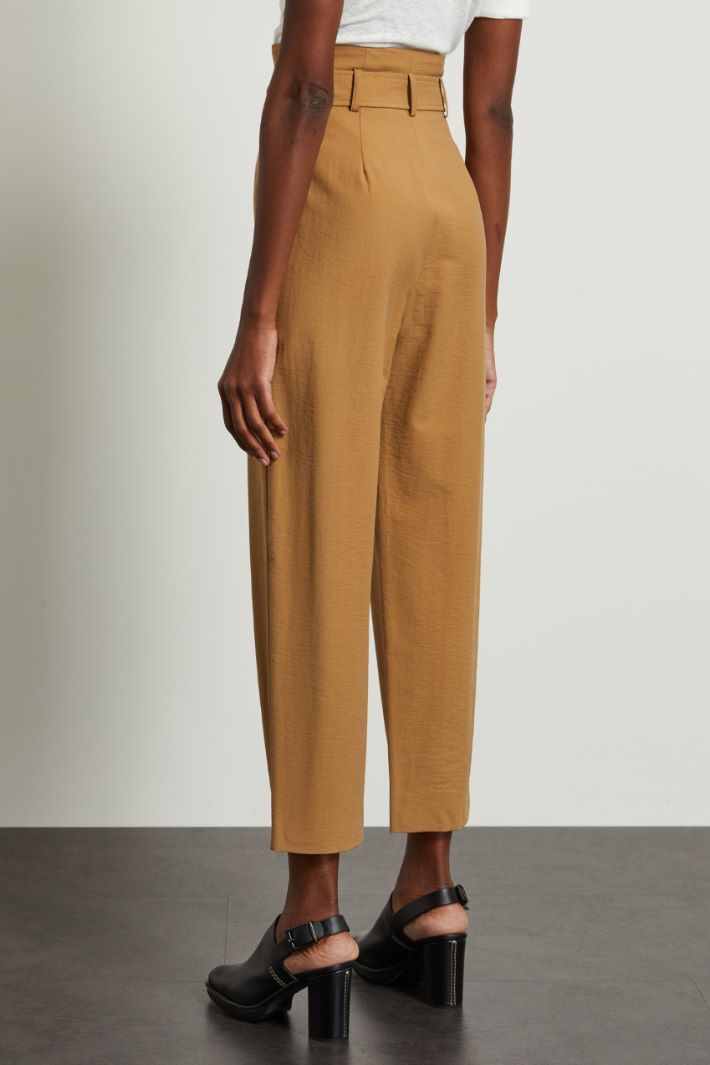 Pantaloni carrot con cintura Fashion Market