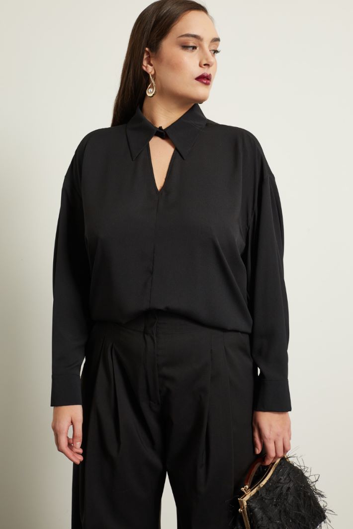 Blusa con apertura a V Fashion Market