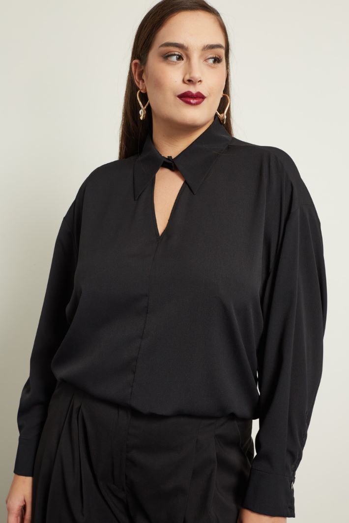 Blusa con apertura a V Fashion Market