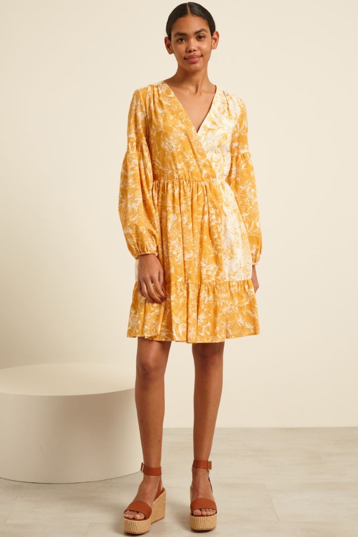 Abito corto con scollo a V Fashion Market