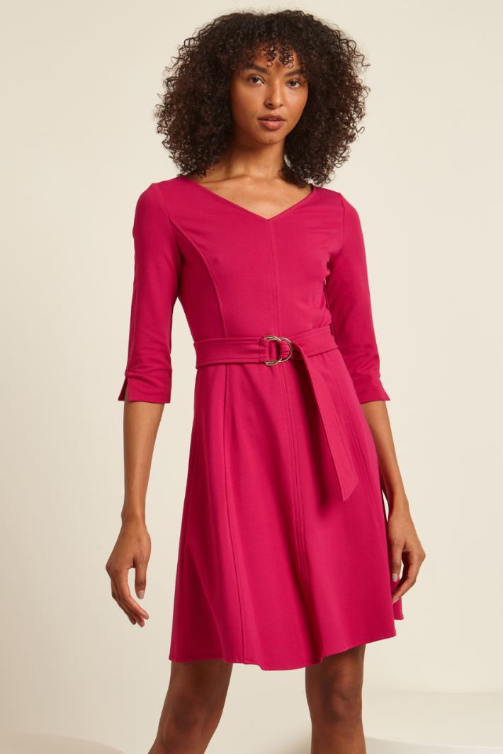 Abito sfiancato con cintura Fashion Market