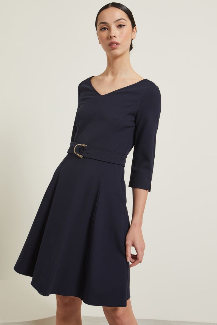 Abito sfiancato con cintura Fashion Market