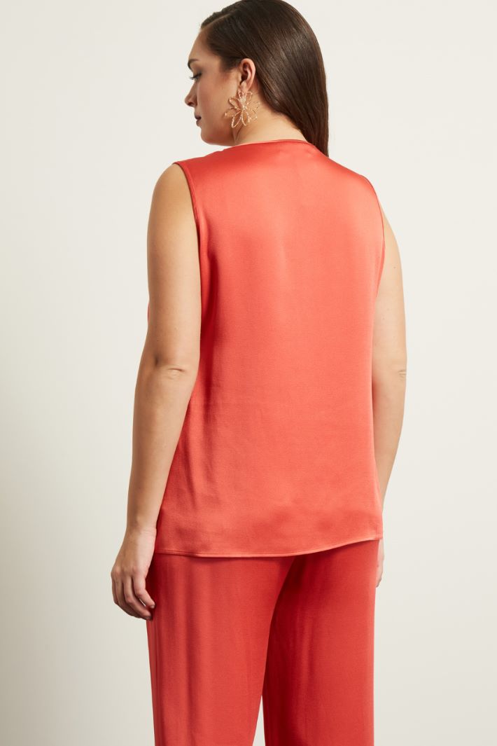 Top smanicato in raso Fashion Market