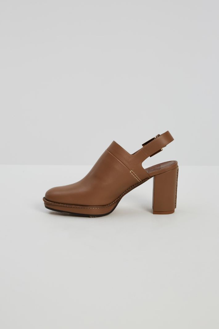 Mule in pelle con tacco Mule in pelle con tacco