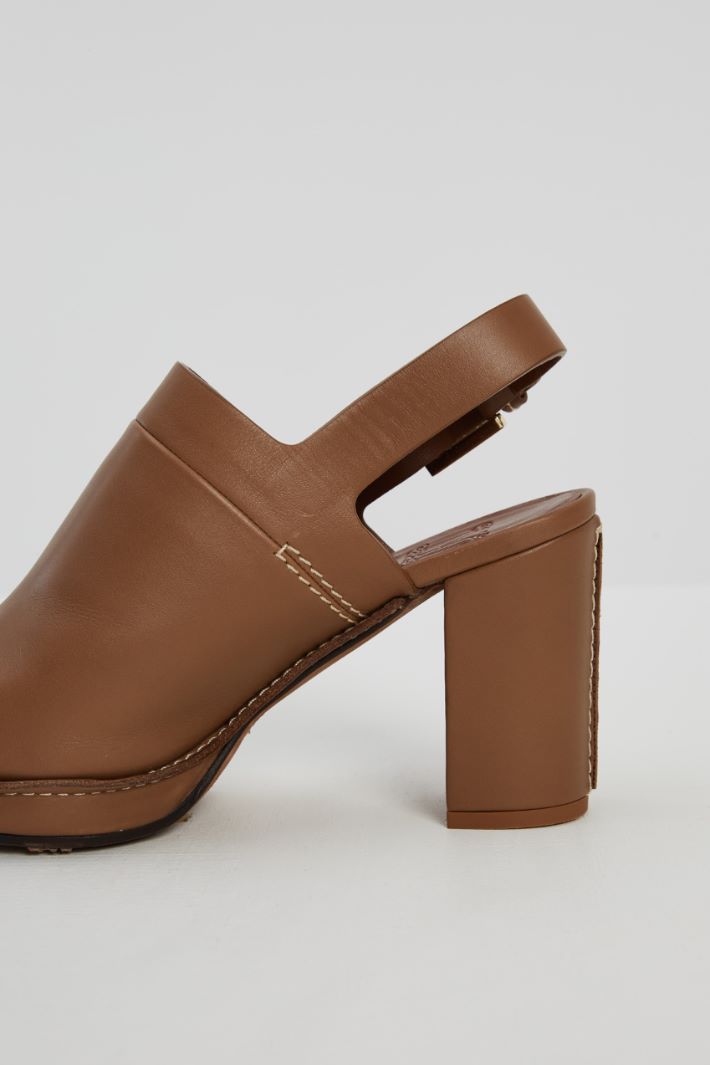 Mule in pelle con tacco Mule in pelle con tacco