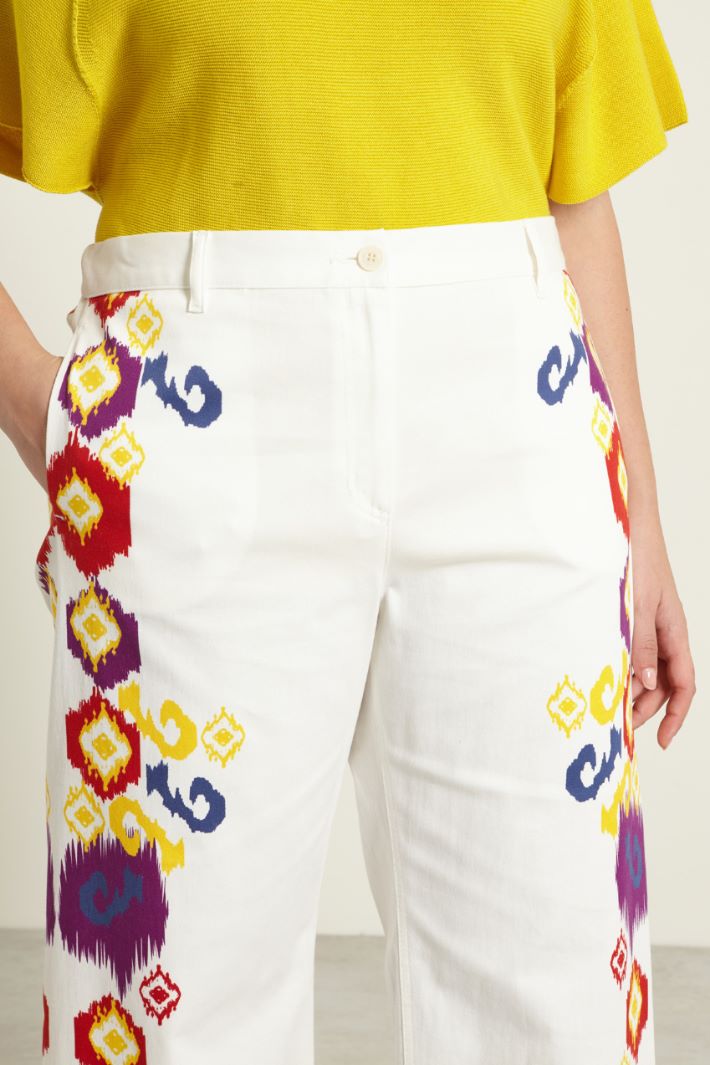 Pantaloni con bordi sfrangiati Fashion Market