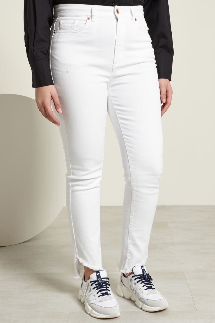 Jeans con fondo sfrangiato Jeans con fondo sfrangiato