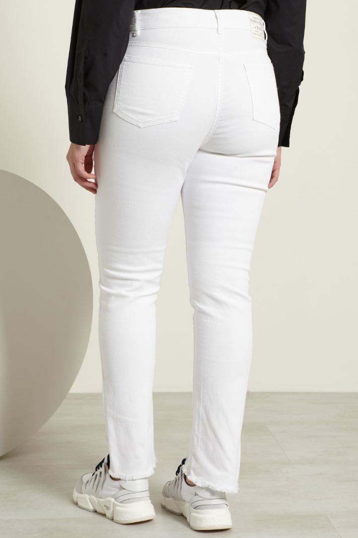 Jeans con fondo sfrangiato Jeans con fondo sfrangiato