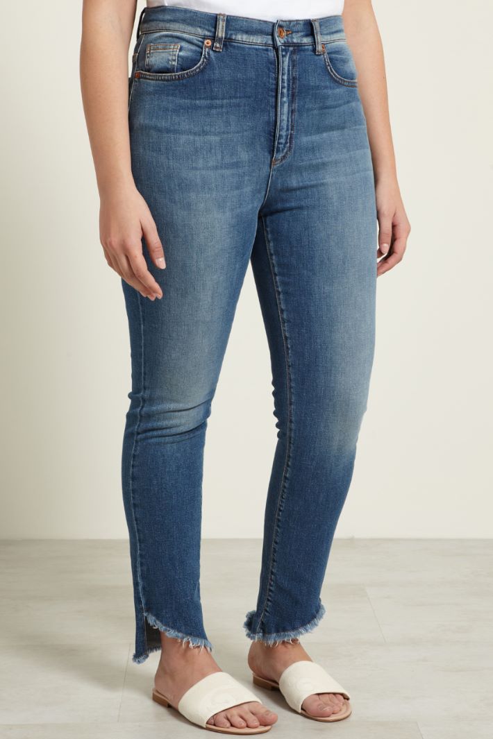 Jeans con fondo sfrangiato Fashion Market