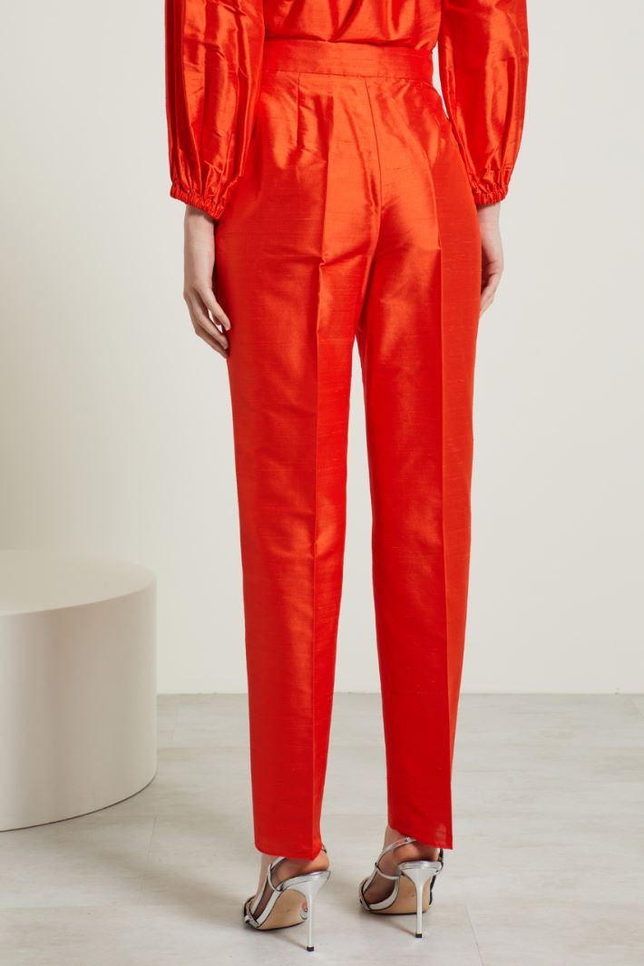 Pantaloni carrot in shantung Fashion Market