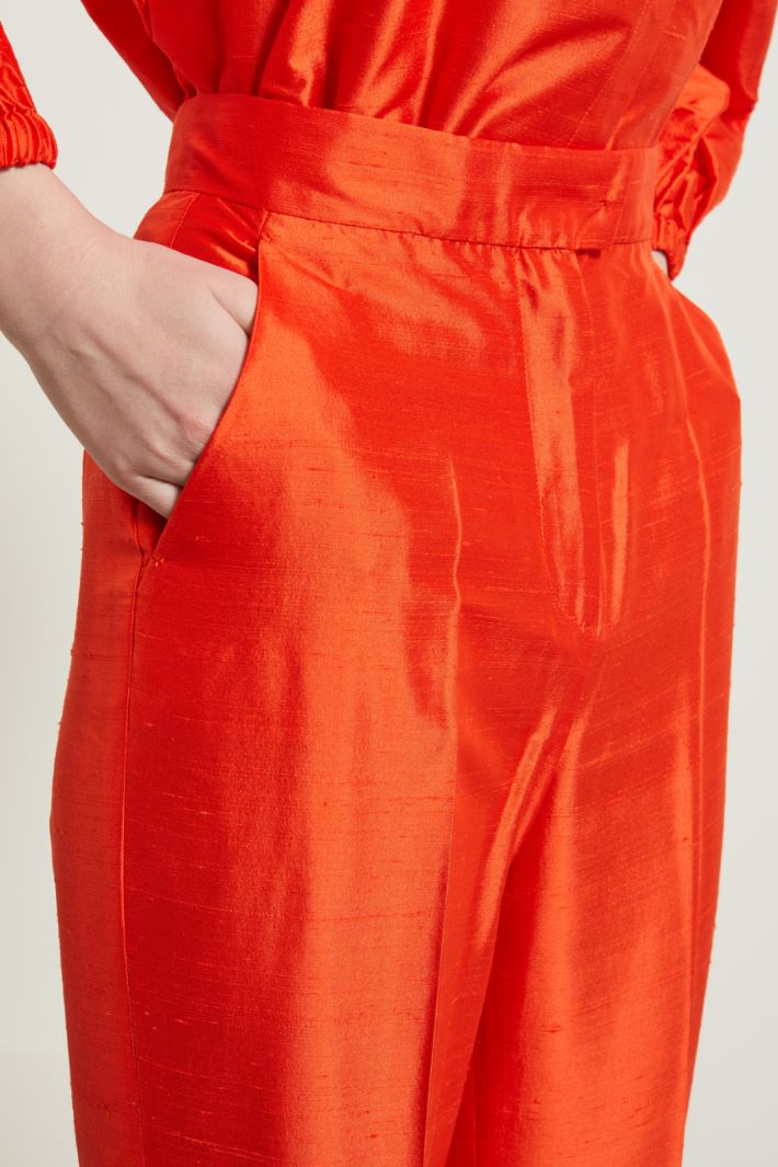 Pantaloni carrot in shantung Fashion Market