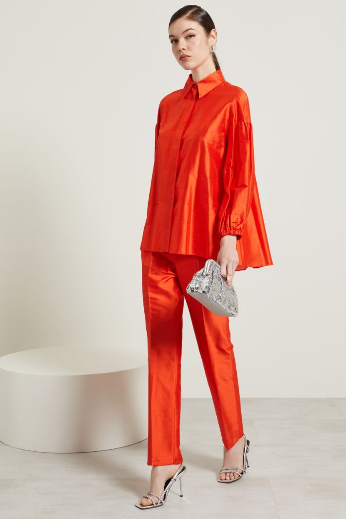 Pantaloni carrot in shantung Fashion Market